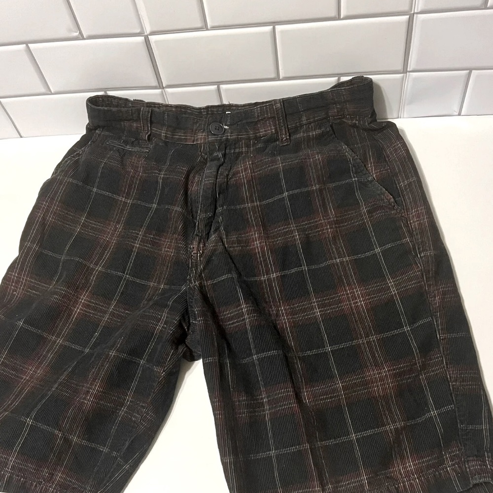 Men’s vintage BillaBong plaid corduroy shorts size 31. Button waist.